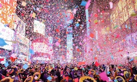 Đám đông đón năm mới trên Quảng trường Thời đại, hai cảnh sát bị tấn công bằng mã tấu