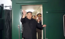 Ông Kim Jong-un xuống tàu để gặp quan chức vùng biên giới Nga