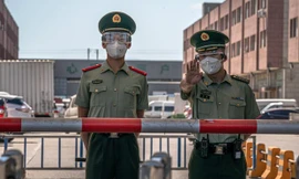 Lực lượng an ninh canh gác bên ngoài chợ Xinfadi. Ảnh: EPA