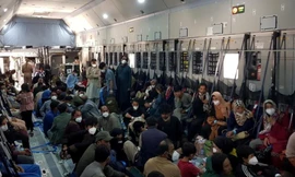 Công dân Afghanistan trên máy bay của Tây Ban Nha. Ảnh: Reuters