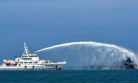 Tàu cứu hộ chữa cháy cho tàu chở dầu. Ảnh: Tân Hoa Xã