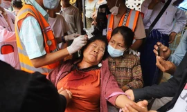 Một phụ nữ bị thương vì trúng đạn. Ảnh: Reuters