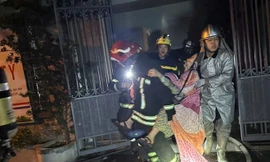 Hà Nội: Giải cứu hai người mắc kẹt trong vụ cháy nhà lúc rạng sáng 