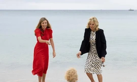 Đệ nhất phu nhân Mỹ chơi đùa trên bãi biển cùng con trai Thủ tướng Anh