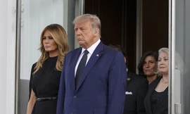 Ông Trump xúc động, được vợ nắm tay an ủi trong tang lễ em trai ở Nhà Trắng