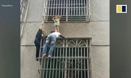 Người phụ nữ 'anh hùng' để bé gái ngã lọt 'chuồng cọp' đứng trên vai suốt 20 phút
