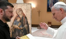 Tổng thống Ukraine tặng Giáo hoàng Leo XIV tranh vẽ trên vỏ thùng đạn