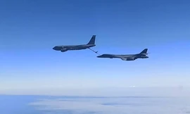 Máy bay B-1B Mỹ và máy bay tiếp nhiên liệu KC-135 trên Biển Đen. Ảnh: Tass