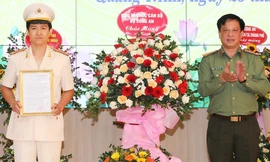 Thượng tá Trần Xuân Ánh, Phó Cục Trưởng Cục Tổ chức cán bộ, Bộ Công an trao quyết định điều động và bổ nhiệm Trung tá Mai Thế Quang giữ chức vụ Phó Giám đốc Công an tỉnh Quảng Ninh.