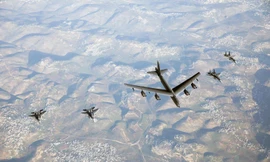 F-15 Israel hộ tống B-52 Mỹ. Ảnh: IDF