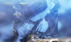 Trận lũ quét cuốn trôi một đập thủy điện. Ảnh: EPA-EFE