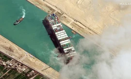 Tàu Ever Given chắn ngang kênh đào Suez. Ảnh: Maxar