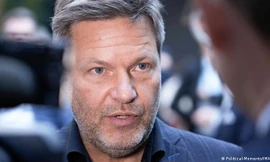 Phó Thủ tướng Đức tắm cực nhanh để tiết kiệm năng lượng