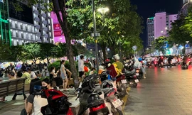 Người dân đi phố đi bộ Nguyễn Huệ sắp hết cảnh vừa chơi, vừa giữ xe máy