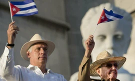 Ông Miguel Diaz-Canel (trái) và ông Raul Castro (phải) trong sự kiện kỉ niệm ngày Quốc tế Lao động năm 2019. Ảnh: AP