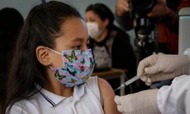 Quốc gia đầu tiên trên thế giới áp dụng tiêm ngừa COVID-19 bắt buộc với trẻ em