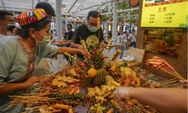 Một quầy bán đồ ăn trong khu chợ lớn của Urumqi. Ảnh: Tân Hoa Xã.