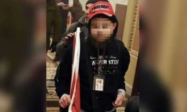 Một người đàn ông được cho là đã bị sa thải sau khi đeo thẻ công ty đi biểu tình. 