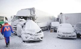 Vụ tai nạn xảy ra do tuyết rơi dày. Ảnh: AP