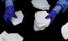 Đối phó Omicron, Mỹ xuất 400 triệu khẩu trang N95 từ kho dự trữ để phát miễn phí 