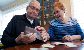 Ông Grisham cuối cùng cũng nhận lại được chiếc ví chứa nhiều kỉ vật. Ảnh: AP