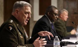 Từ trái sang: tướng Milley, Bộ trưởng Austin và tướng McKenzie trong phiên điều trần ngày 28/9. Ảnh: EPA-EFE