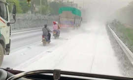 Hà Nội: Cả đoạn quốc lộ 5 bị phủ như tuyết, bụi trắng bay dày đặc