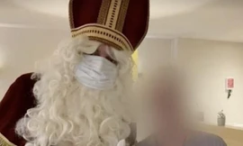 Ông già Noel chụp ảnh cùng cư dân viện dưỡng lão. Ảnh: Daily Mail