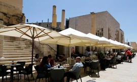 Người dân trò chuyện tại một quán cafe ở Malta hồi đầu tháng Năm. Ảnh: Reuters