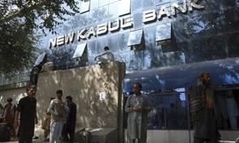 Người dân Afghanistan chờ rút tiền ở ngân hàng Kabul sau khi Taliban tiếp quản thủ đô. Ảnh: AP