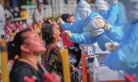 Người dân Thanh Đảo đi xét nghiệm sàng lọc COVID-19. Ảnh: VCG