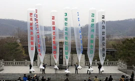 Người đào thoát thả truyền đơn bằng bóng bay. Ảnh: Reuters