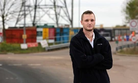 James Howells đứng trước bãi rác nơi ông cho là đang chôn vui 273 triệu đô la của mình.