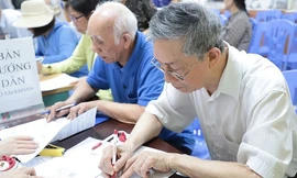 Mất phí chuyển tiền, người hưởng hưu ngại nhận lương hưu qua tài khoản