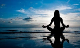 Indonesia: Bị sóng cuốn trôi khi ngồi thiền trên bãi biển, 10 người tử vong