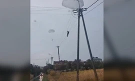 Lính dù NATO đáp xuống đường dây điện vì gió lớn