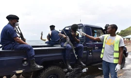 Nhân viên y tế đo thân nhiệt cho cảnh sát tại Congo. Ảnh: Reuters