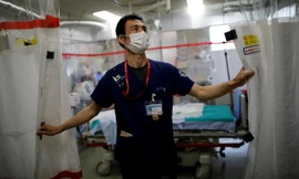 Khu điều trị bệnh nhân COVID-19 ở Yokohama (Nhật Bản). Ảnh: Reuters