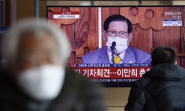 Giáo chủ Lee Man-hee đeo khẩu trang trong buổi xin lỗi được phát trên truyền hình. Ảnh: EPA-EFE