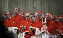 Các hồng y bước vào mật nghị bầu giáo hoàng, thế giới chờ 'làn khói trắng' từ Vatican