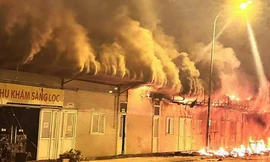 Cháy lớn ở dãy nhà thuốc bên trong Bệnh viện Đa khoa Đức Giang