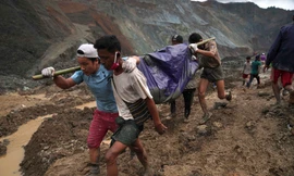 Lực lượng cứu hộ thu thập thi thể. Ảnh: AP