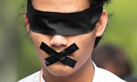 Một người biểu tình ở thành phố Yangon. Ảnh: Reuters