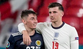 Mason Mount (đội tuyển Anh, bên phải) và Billy Gilmour (đội tuyển Scotland, bên trái) có tiếp xúc gần trong trận đấu ngày 18/6. Ảnh: The Sun