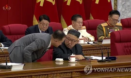 Jo Yong-won, thư ký phụ trách các vấn đề tổ chức của trung ương đảng Lao động Triều Tiên, nói chuyện với nhà lãnh đạo Kim Jong-un. Ảnh: Yonhap