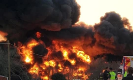 Xe tải đâm tàu chở dầu rồi phát nổ, lái tàu và tài xế sống sót thần kì