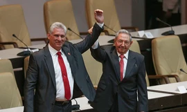 Ông Raul Castro (phải) và ông Miguel Diaz-Canel (trái). Ảnh: AA