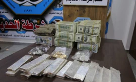 Tiền mặt và vàng bạc được tìm thấy trong hang ổ bỏ hoang của IS. Ảnh: Twitter