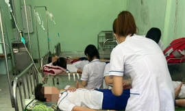 Bỏ đồ chơi vào bình nước uống dùng chung, 23 học sinh ngộ độc