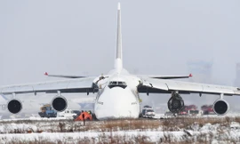 Chiếc An-124 nằm ngoài đường băng sân bay sau sự cố. Ảnh: Ria Novosti.